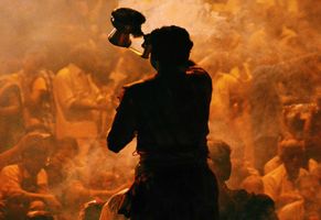 Hinduistisches Aarti-Ritual am Ganges