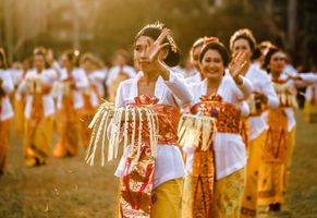 Balinesinnen beim traditionellen Tanz