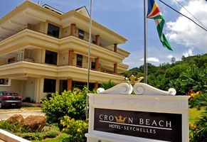 Eingang von Crown Beach Hotel