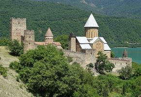Die Ananuri Festung mit einzigartigem Ausblick über Georgien