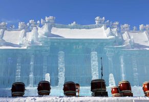 Auf dem Sapporo-Schneefestival sehen Sie winterliche Skulpturen aus Schnee oder Eis