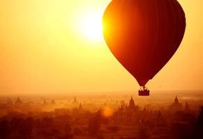 Ballon über dem Tempelfeld von Bagan