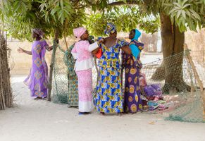 Diola-Frauen in traditioneller Kleidung, Region Casamance