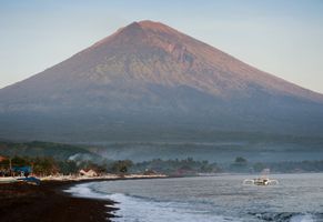 Sonnenaufgang in Amed Bali mit Vulkan Gunung Agung