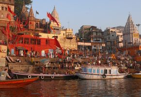 Morgendliche Stimmung am Manikarnika Ghat in Varanasi