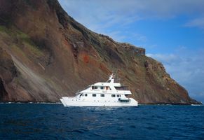Der Katamaran Seaman Journey auf seiner Fahrt durch die Galápagos-Inseln