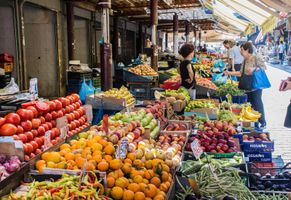 Athen verfügt über viele bunte Märkte auf denen Sie verschiedenste Obst- und Gemüsesorten erwerben können