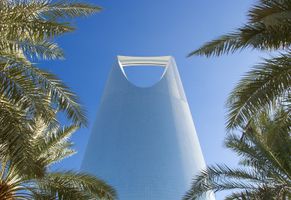 Der Kingdom Tower in Riad, ein Wahrzeichen der Hauptstadt Saudi-Arabiens © iStock swisshippo
