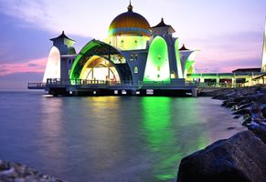 Die Malacca Straits Moschee (Masjid Selat Melak) in Malakka
