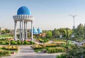 Malerische Rotunde am Memorial Shakhidlar Hotirasi Komplex in Taschkent, Usbekistan