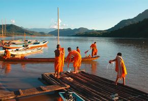Mönche am Mekong-Ufer