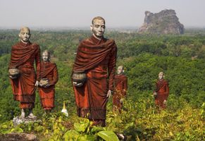Mönchsstatuen nahe Mawlamyine, Myanmar