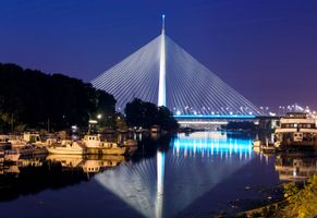 Die Ada-Brücke über den Fluss Save in Belgrad