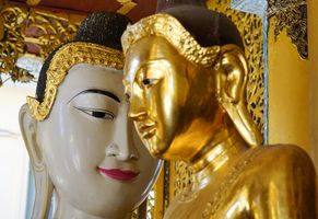 Buddhastatuen in der Shwedagon-Pagode, Yangon, Myanmar