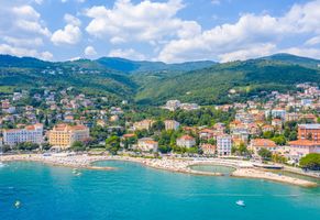 Küstenansicht der kroatischen Stadt Opatija