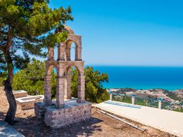 Panoramablick auf den Glockenturm im Kloster des Heiligen Johannes mit Blick auf das Ägäische Meer, Kos