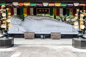 Buddhastatue im Koshoji Tempel, Uchiko