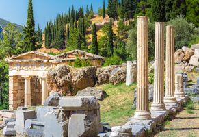 Antike Stadt Delphi mit Ruinen des Tempels von Apollo © iStock Gatsi