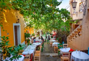 Cafè in Plaka, einem der ältensten Stadtteile Athens© iStock adisa