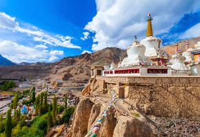 Das Lamayuru-Kloster oder Gompa ist ein buddhistisches Kloster im tibetischen Stil im Dorf Lamayuru in Ladakh, Nordindien © iStock saiko3p