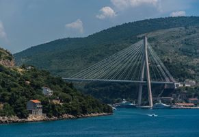 Auf dem Weg nach Ston trohnt die Dubrovnik Bridge 