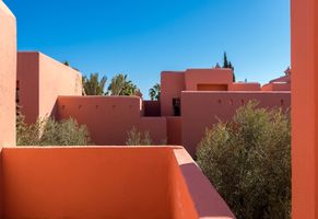 Die typischen roten Häuser in der Medina von Marrakesch