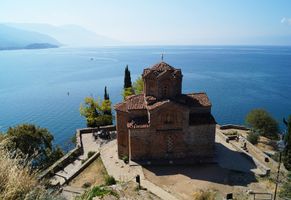 Die berühmte Kirche des Heiligen Johannes von Kaneo am Ufer des Ohridsees
