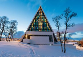 Ein Wahrzeichen von Tromsø, die Eismeer-Kathedrale © iStock Michal-Balada