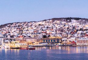 Blick auf Tromsø, dem Tor zur Arktis, im Dämmerlicht