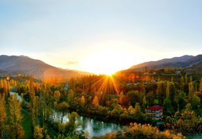 Coruh-Fluss in herbstlicher Stimmung
