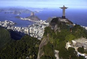Panorama von Rio de Janeiro, im Vordergrund der berühmte Cristo Redentor auf dem Corcovado.