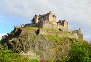 Die Höhenburg Edinburgh Castle steht im Zentrum der Hauptstadt auf dem Castle Rock