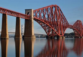 Die beeindruckende Firth of Forth Eisenbahnbrücke