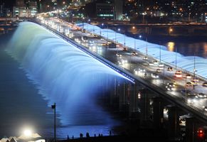Die Banpo-Brücke über den Han-Fluss & die Moonlight-Rainbow Brückenfontäne in Seoul