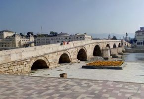 Die berühmte Steinbrücke, ein Wahrzeichen von Skopje, Nordmazedonien