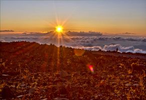 Sonnenuntergang über dem Gipfel des Haleakala auf Maui