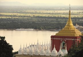 Spektakuläre Aussicht auf Tempel und Fluss