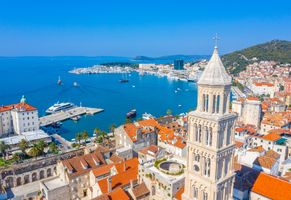 Luftaufnahme der Altstadt von Split mit dem markanten Glockenturm, Kroatien Reise
