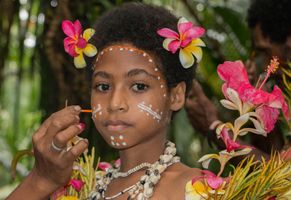 Papua Neuguinea Reise - Indigenes Mädchen