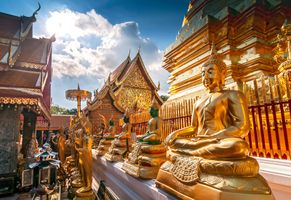 Goldene-Buddhastatuen, Wat Phra That Doi-Suthep-Tempel in Chiang Mai,Thailand© Cezary Wojtkowski, AdobeStock