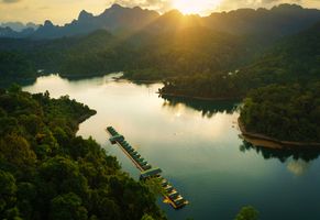 Blick auf das Elephant Hills Rainforest Camp, Cheow-Larn-See im Khao Sok-Nationalpark