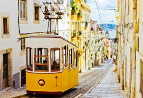 Typische Tram in den Straßen von Lissabon