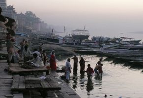 Abendliches Bad in Varanasi befreit von allen Sünden 