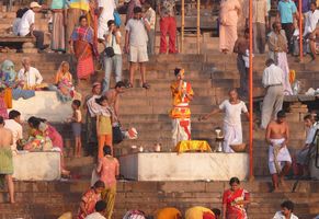 Morgengebet an den Gaths in Varanasi