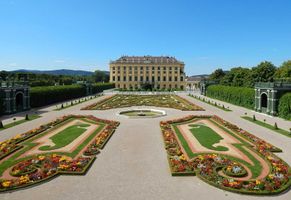 Schönbrunn, die ehemalige Sommerresidenz der Kaiserfamilie, lockt mit zauberhafter Parklandschaft, Palmenhaus, Gloriette und einem Tiergarten