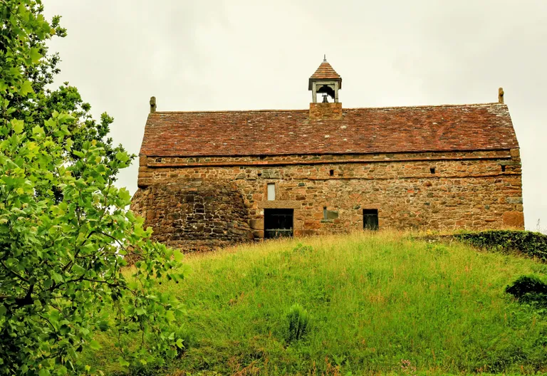Blick auf La Hougue Bie: Historische Megalithanlage auf Jersey