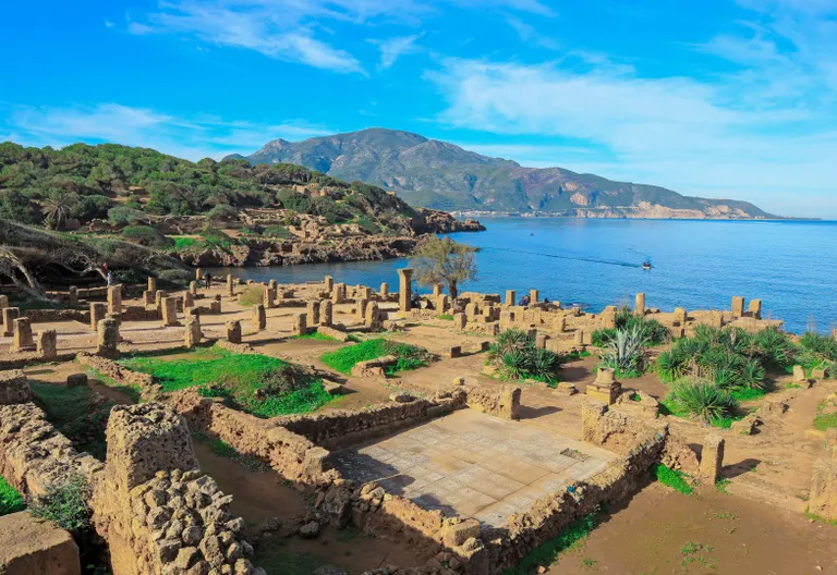 Antike Ruinen von Tipasa mit Blick auf die Mittelmeerküste