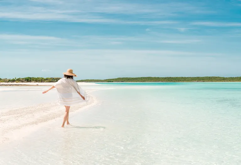 Frau am Strand Exumas © Bahamas Ministry Of Tourism