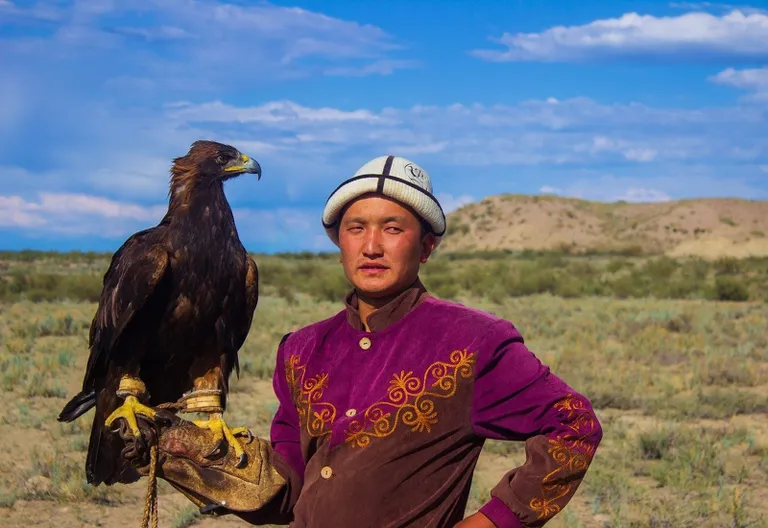 Falkner mit Adler in Kirgistan
