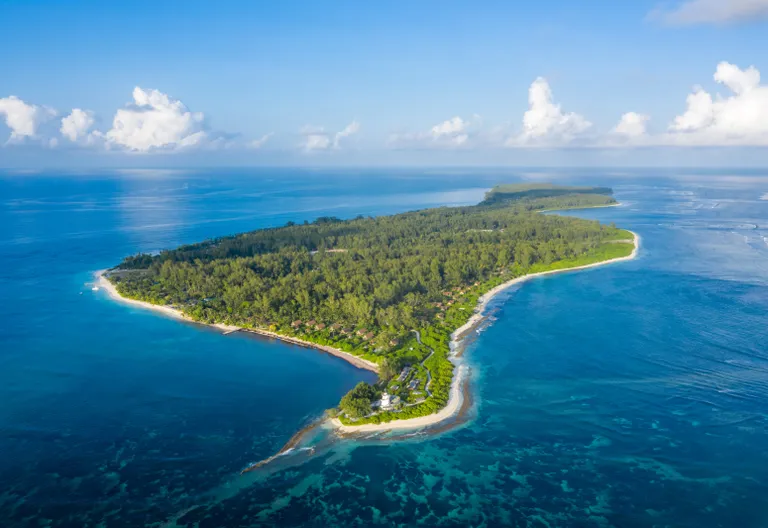 Luftaufnahme von Desroches – unberührtes Inselparadies der Seychellen